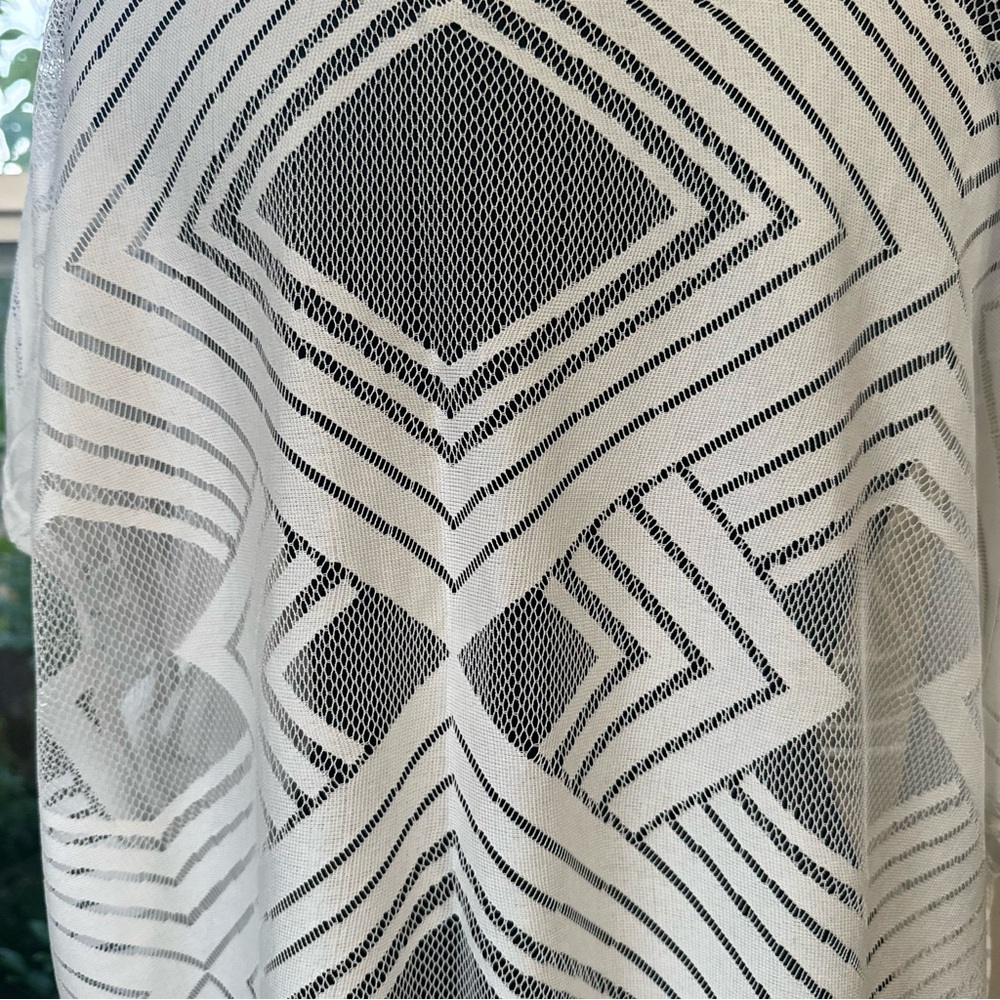 White‎ Geometric Patterned Fringe Cover-Up - Picture 6 of 7